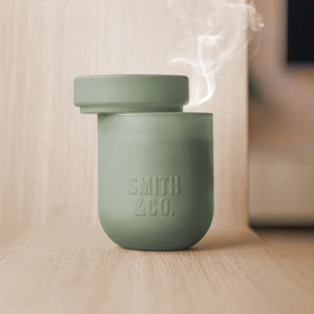 Candle - The Aromatherapy Co. - The Aromatherapy Co. Smith & Co. Amber & Freesia Candle 250g - The Gift Company