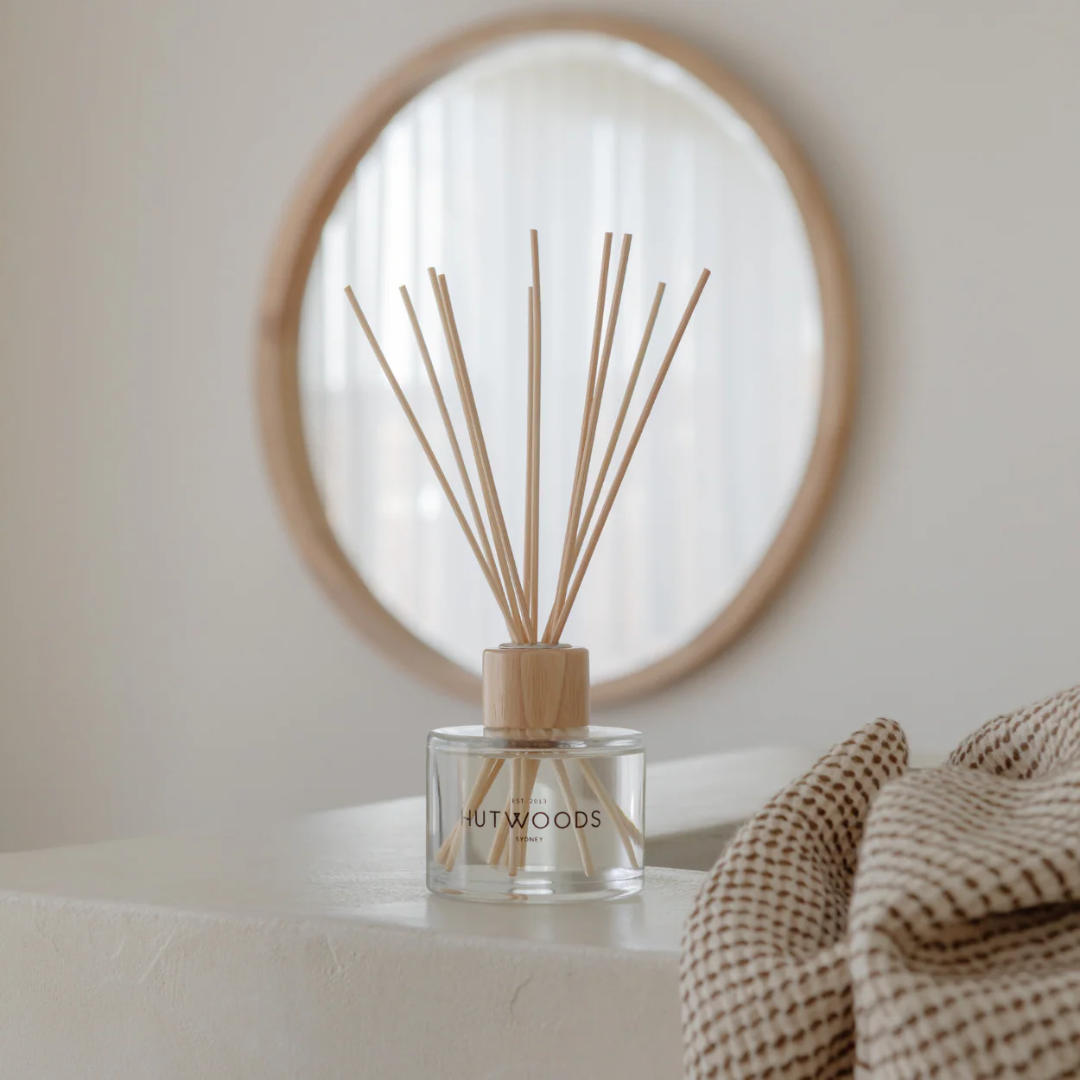 Hutwoods Tobacco Leaf & Amber Large Candle 500g & Reed Diffuser 200mL Bundle